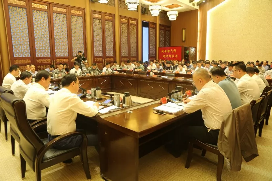 今天，區(qū)委召開這兩場(chǎng)會(huì)議，區(qū)領(lǐng)導(dǎo)強(qiáng)調(diào)了這些內(nèi)容……
