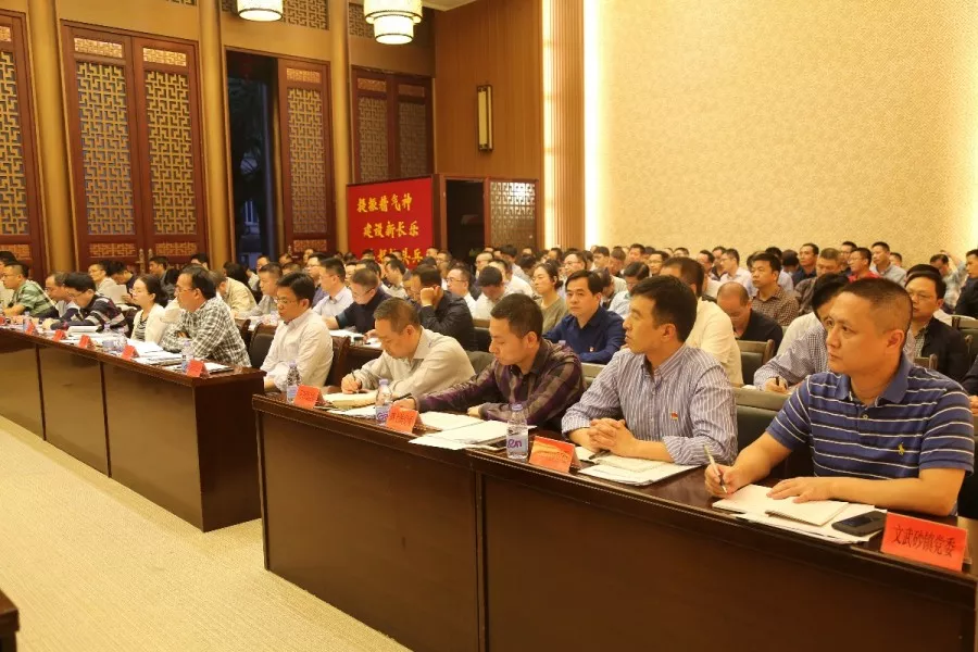 今天，區(qū)委召開這兩場(chǎng)會(huì)議，區(qū)領(lǐng)導(dǎo)強(qiáng)調(diào)了這些內(nèi)容……