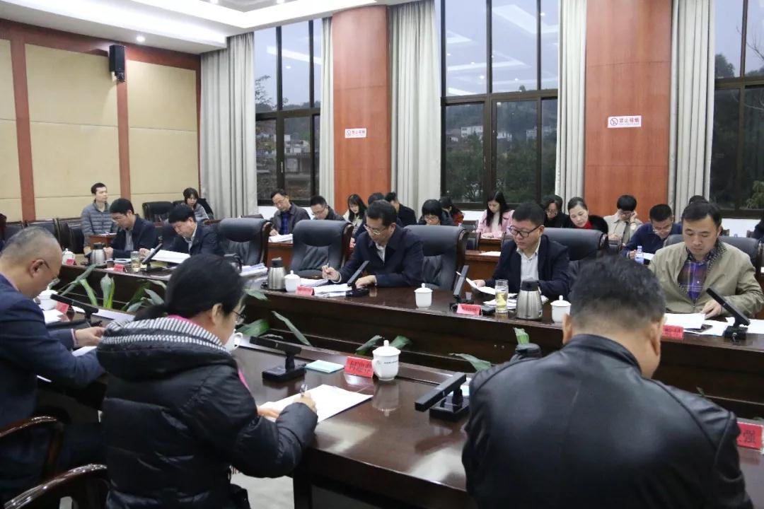 區(qū)政府召開的這兩場會(huì)，研究部署了這些工作……