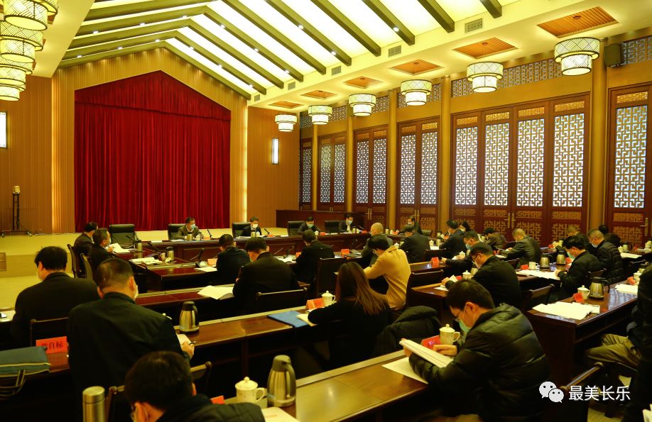 我區(qū)動員部署“當先鋒打頭陣、抓項目促跨越”主題競賽活動暨優(yōu)化營商環(huán)境工作