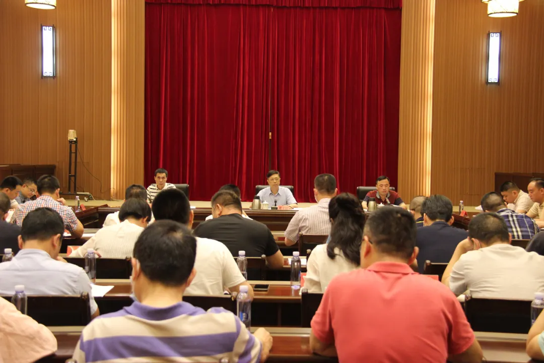 如何開(kāi)展愛(ài)國(guó)衛(wèi)生運(yùn)動(dòng)，這場(chǎng)會(huì)議強(qiáng)調(diào)了……