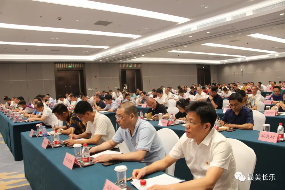 在全區(qū)實(shí)施鄉(xiāng)村振興戰(zhàn)略工作現(xiàn)場(chǎng)會(huì)上，何杰民書記強(qiáng)調(diào)了這些……
