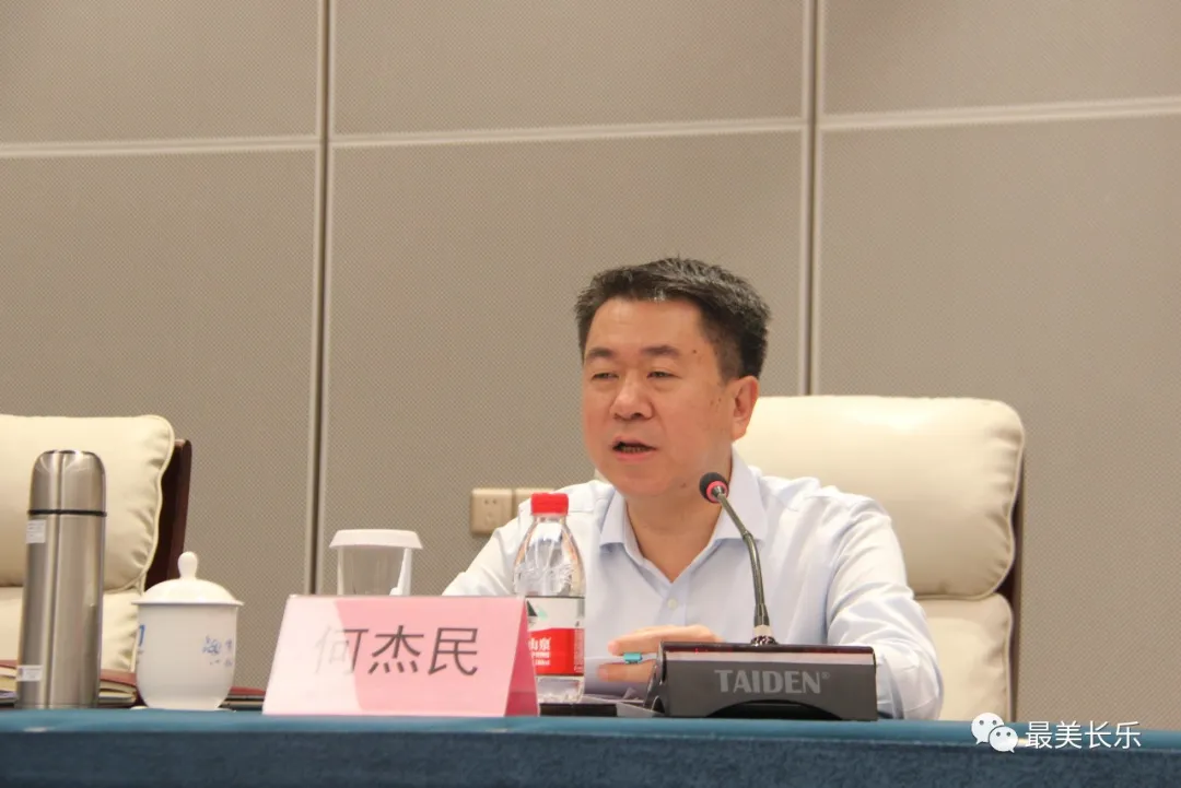 在全區(qū)實(shí)施鄉(xiāng)村振興戰(zhàn)略工作現(xiàn)場(chǎng)會(huì)上，何杰民書記強(qiáng)調(diào)了這些……