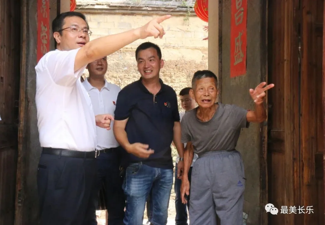 區(qū)領(lǐng)導(dǎo)“七一”前夕走訪慰問(wèn)生活困難黨員