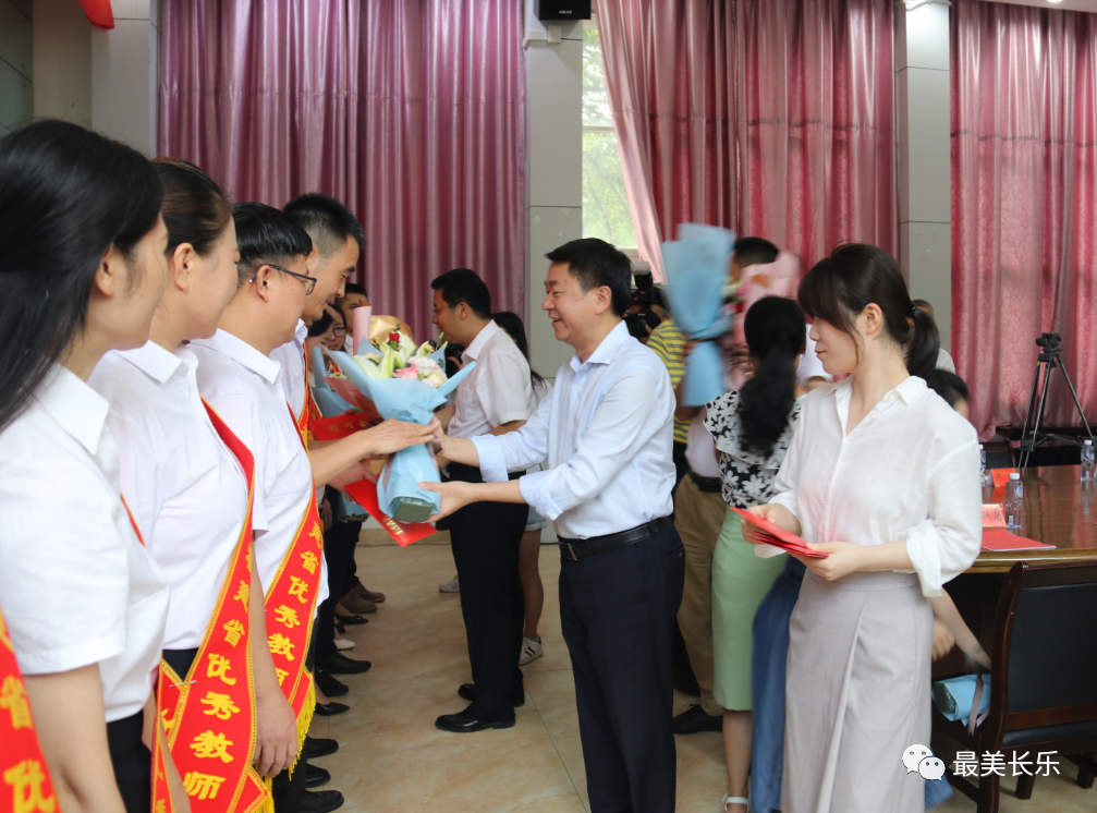 教師節(jié)，區(qū)領(lǐng)導(dǎo)看望慰問(wèn)了這些人……
