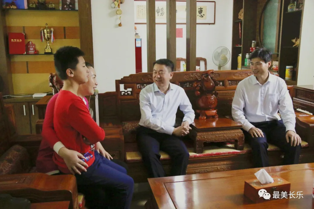 區(qū)領導參與人口普查現(xiàn)場登記并視察普查工作