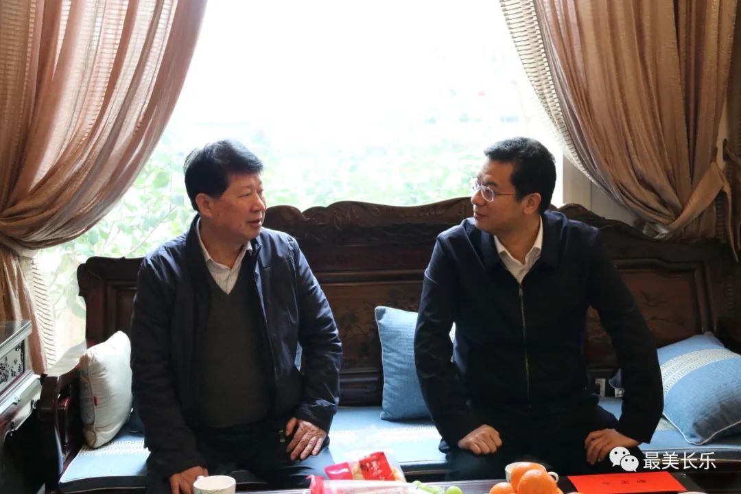 區(qū)領(lǐng)導(dǎo)走訪慰問離退休老干部和困難群體