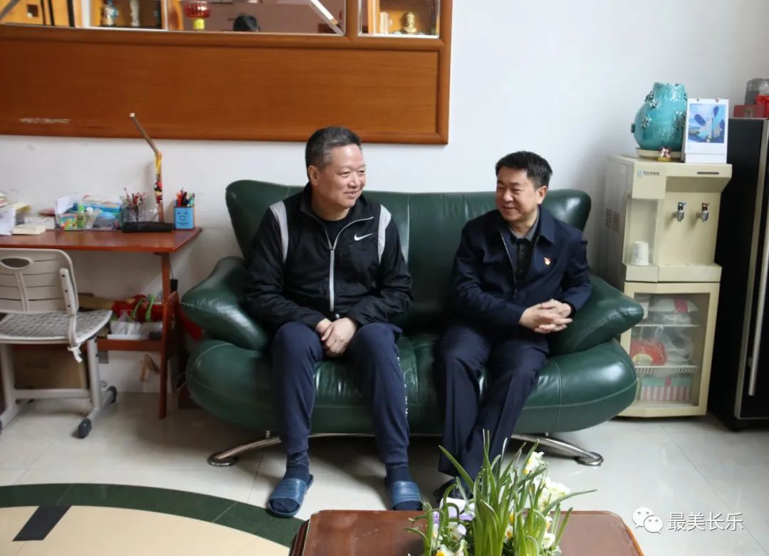 區(qū)領(lǐng)導(dǎo)走訪慰問離退休老干部和困難群體