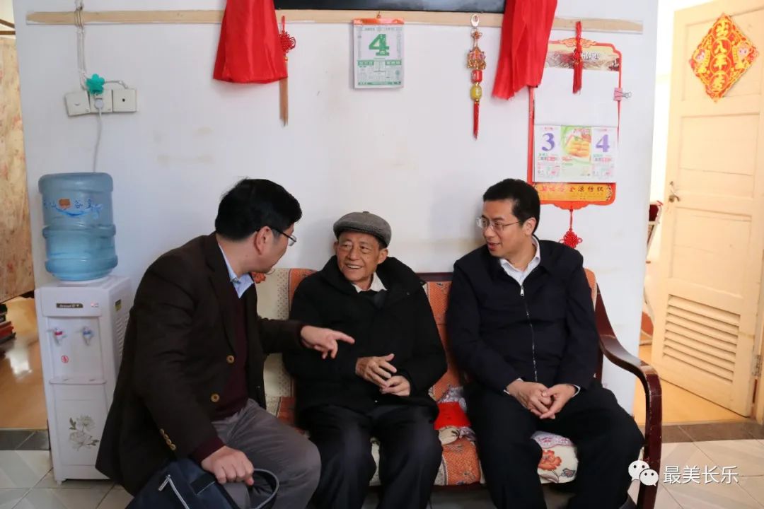 區(qū)領(lǐng)導(dǎo)走訪慰問離退休老干部和困難群體