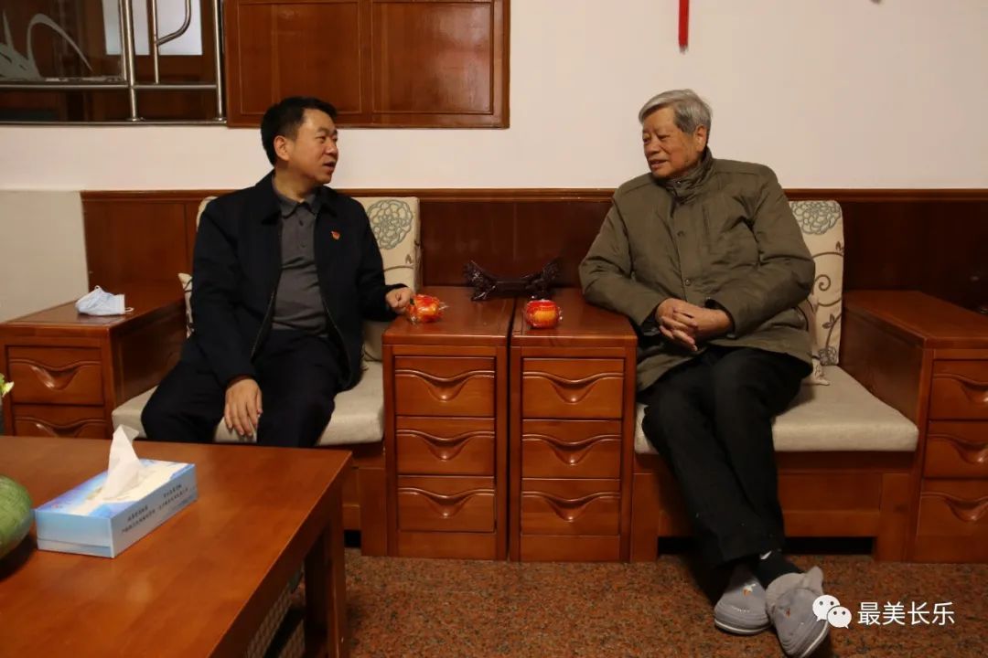 區(qū)領(lǐng)導(dǎo)走訪慰問離退休老干部和困難群體