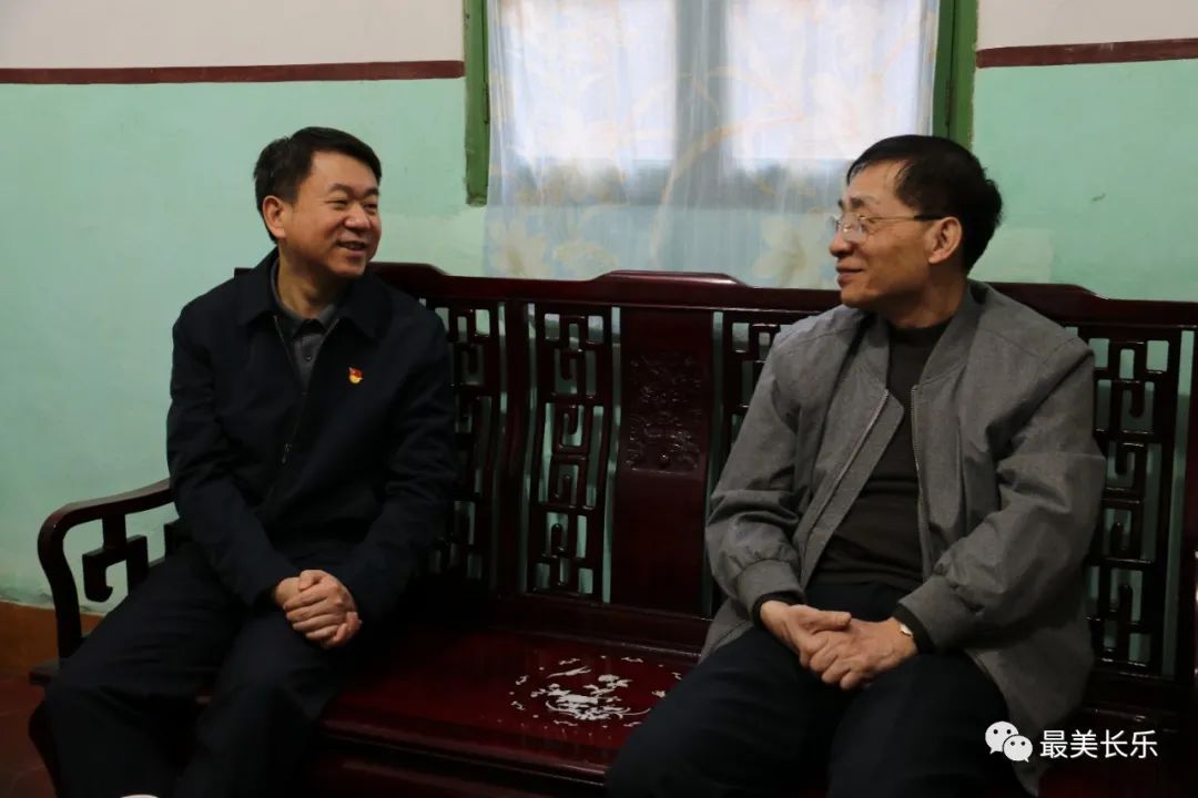 區(qū)領(lǐng)導(dǎo)走訪慰問離退休老干部和困難群體