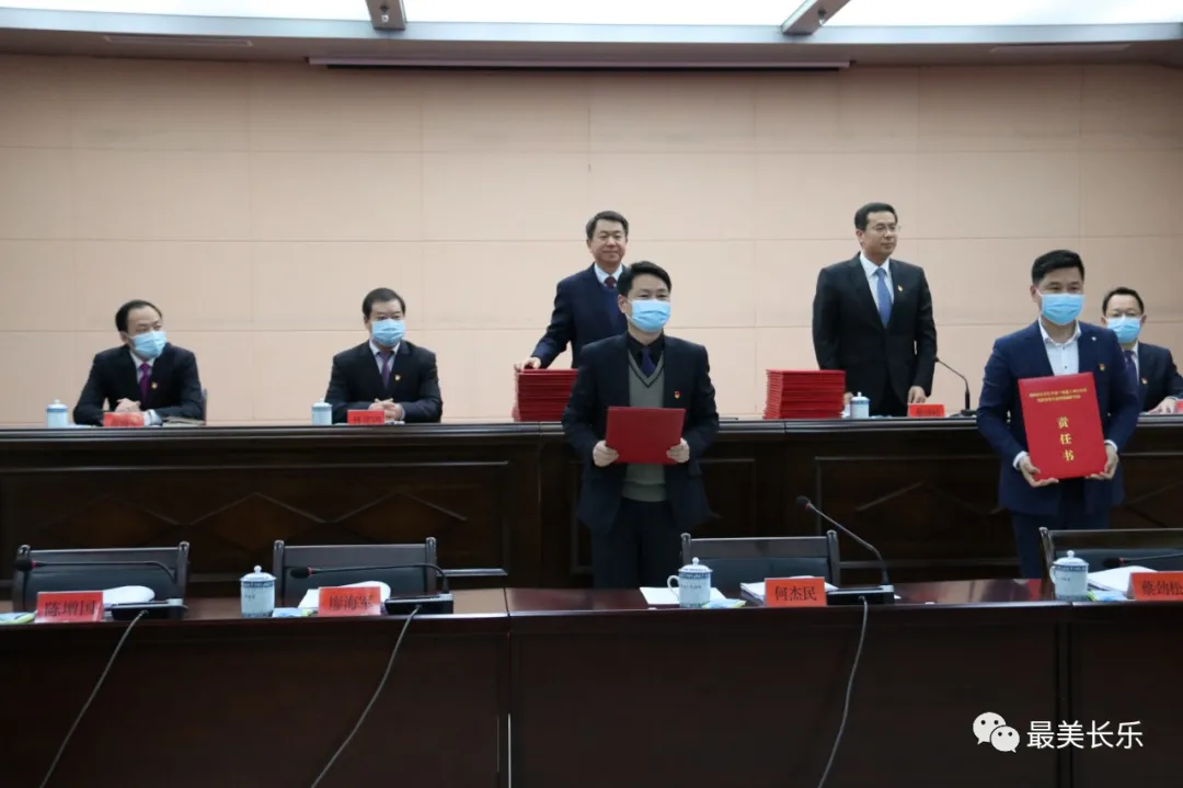 2021年黨政領(lǐng)導(dǎo)平安建設(shè)、生態(tài)環(huán)境保護(hù)目標(biāo)責(zé)任書頒發(fā)儀式舉行