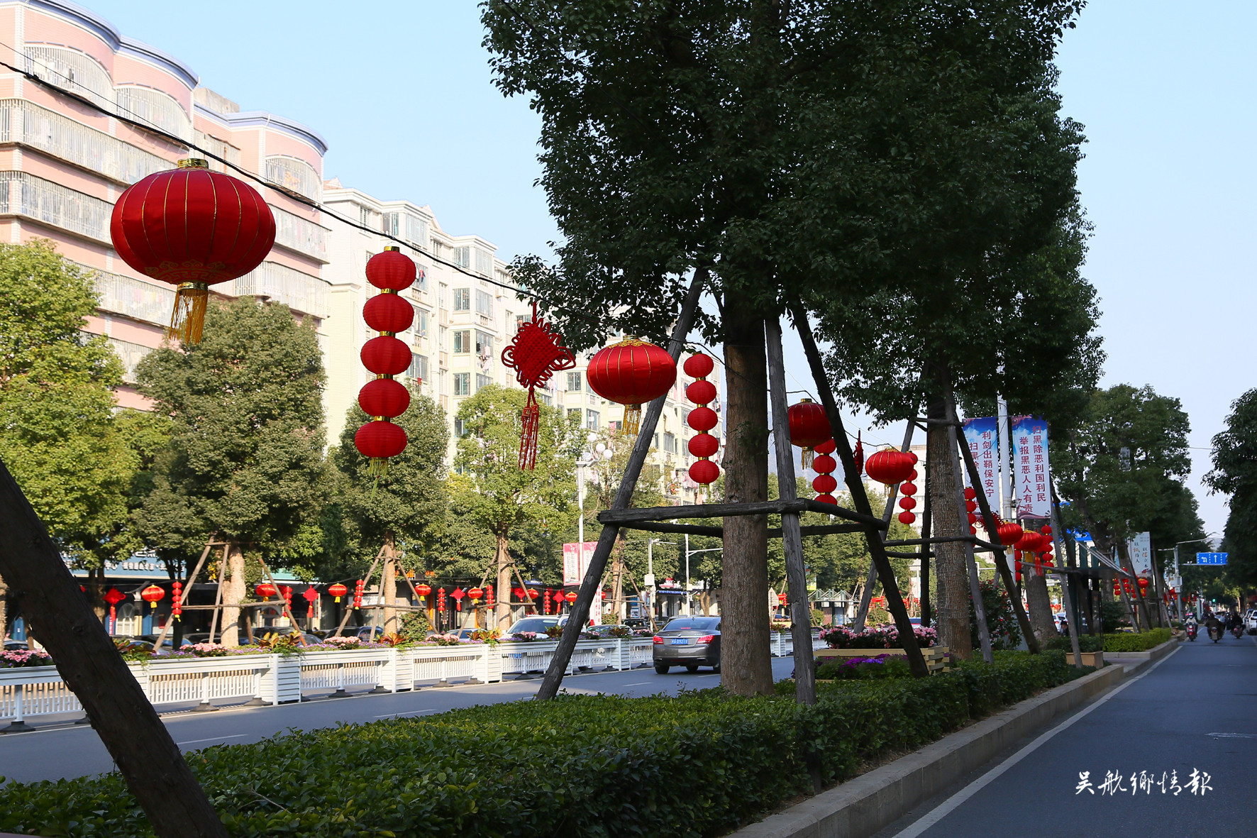 【網(wǎng)絡(luò)中國節(jié)·春節(jié)】大紅燈籠高高掛 扮靚城市迎春節(jié)