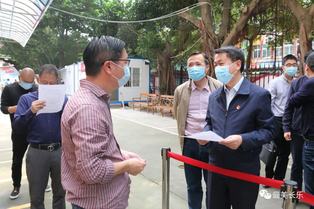 何杰民現(xiàn)場督導新冠病毒疫苗接種工作，強調(diào)了這些……