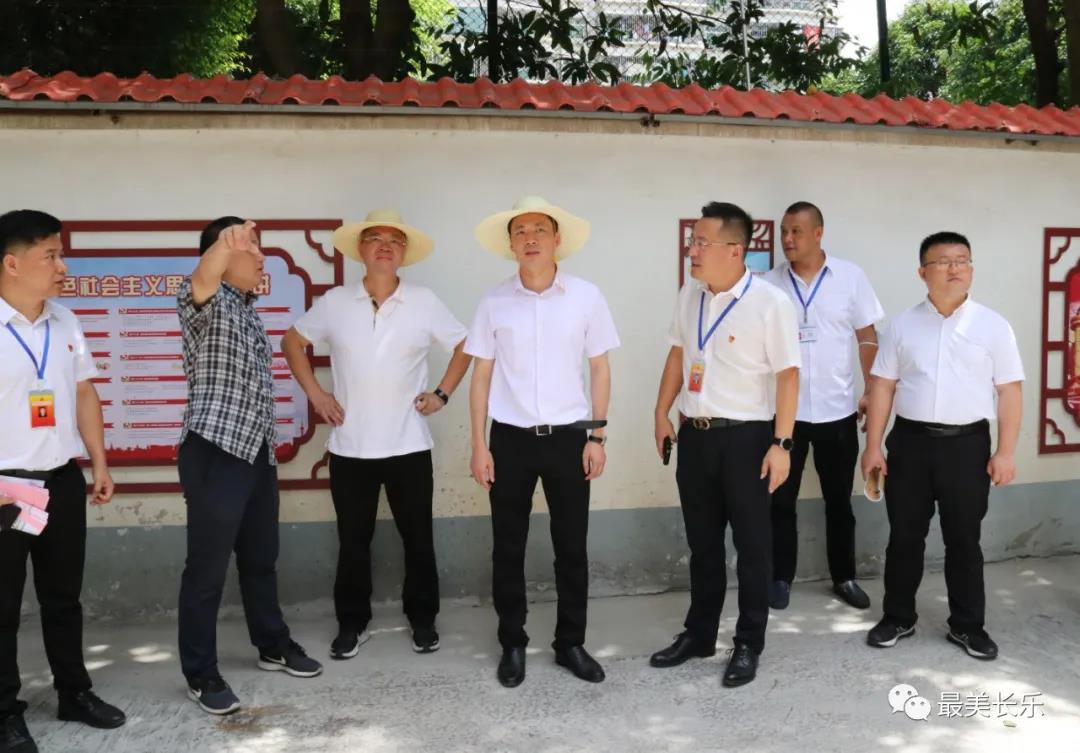 區(qū)領(lǐng)導(dǎo)帶隊(duì)調(diào)研新城建設(shè)和老城更新工作