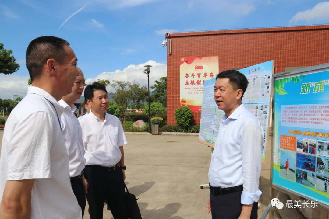 區(qū)領導開展教師節(jié)慰問活動