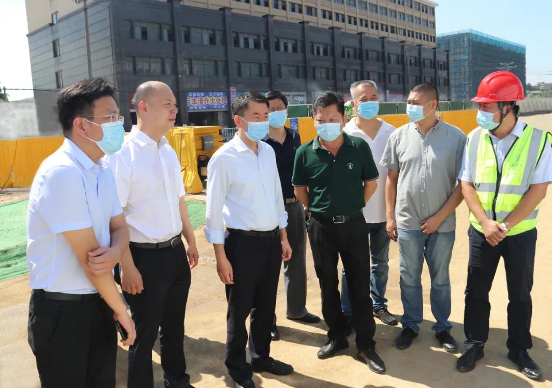 區(qū)領導赴金峰鎮(zhèn)調研推動攻堅行動并檢查疫情防控工作