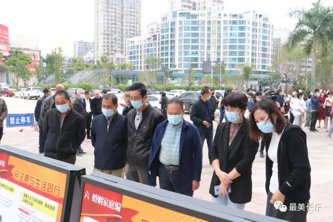我區(qū)開展區(qū)、鄉(xiāng)鎮(zhèn)兩級人大換屆選舉集中宣傳日活動