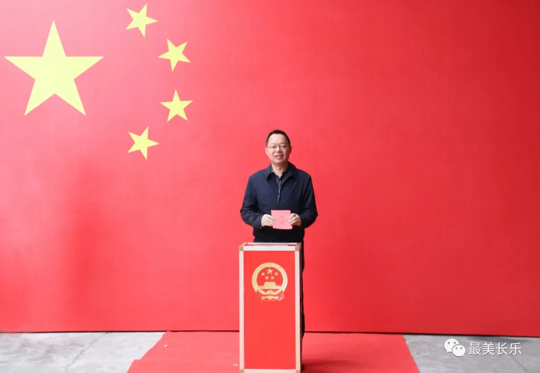 區(qū)領(lǐng)導(dǎo)參加區(qū)鄉(xiāng)兩級(jí)人大代表?yè)Q屆選舉投票