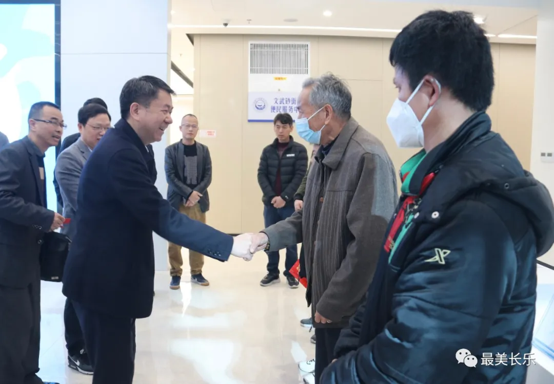 區(qū)領(lǐng)導(dǎo)慰問困難職工、困難黨員、困難群眾