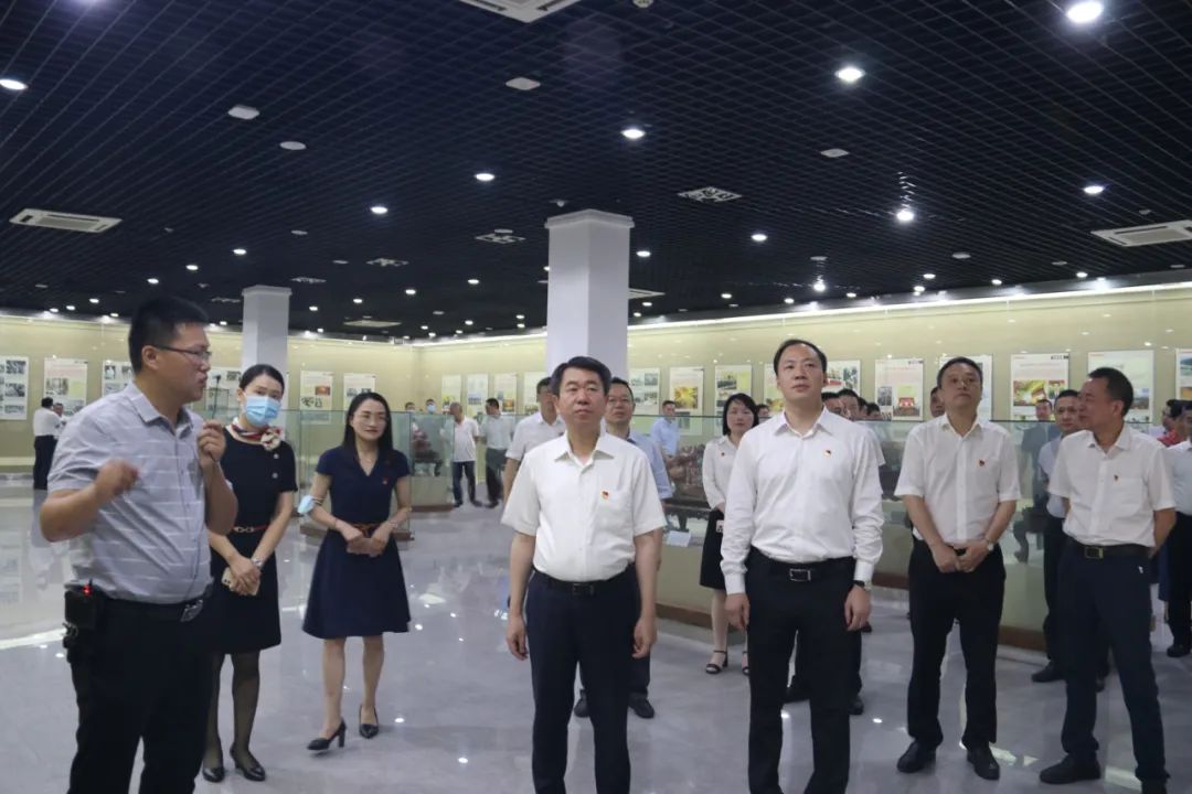 區(qū)級(jí)黨員領(lǐng)導(dǎo)干部開展“七一”黨日活動(dòng)