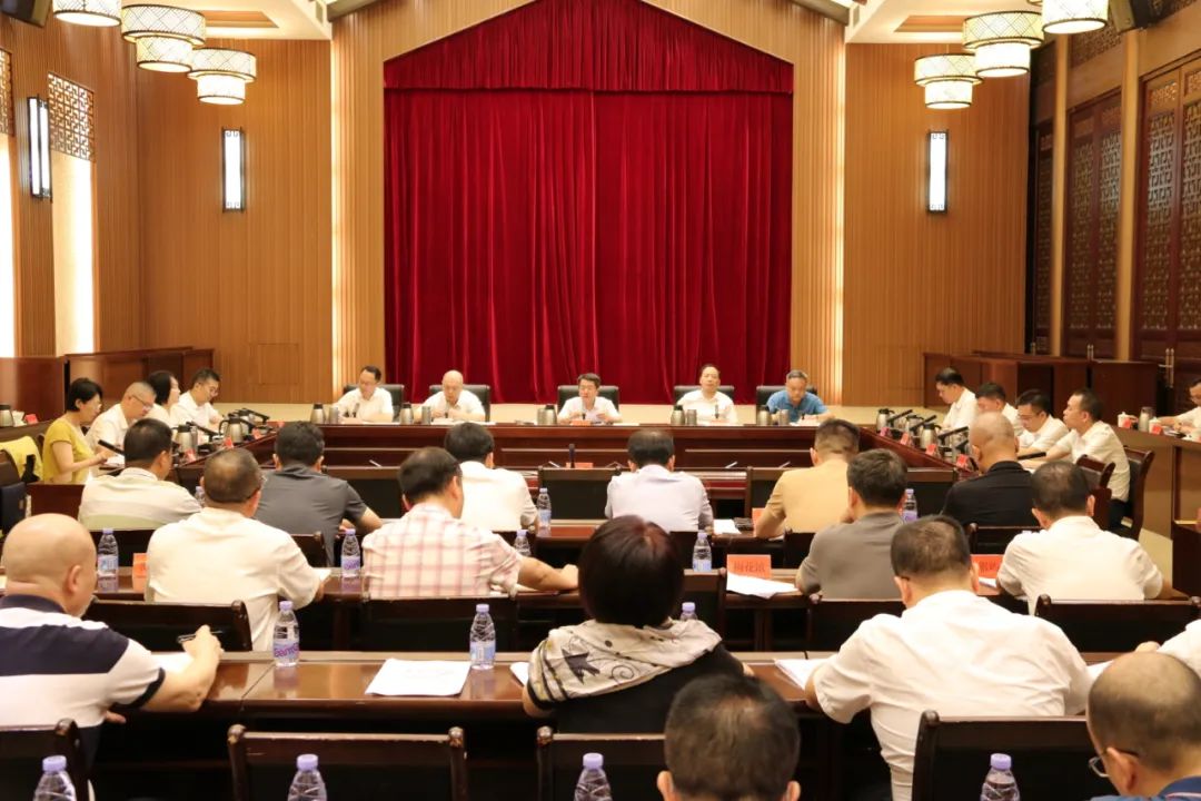 區(qū)委常委會(huì)召開(kāi)會(huì)議