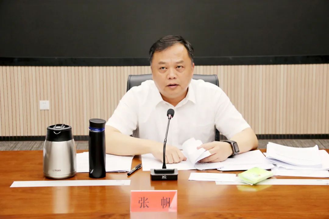 區(qū)委常委會(huì)召開(kāi)會(huì)議