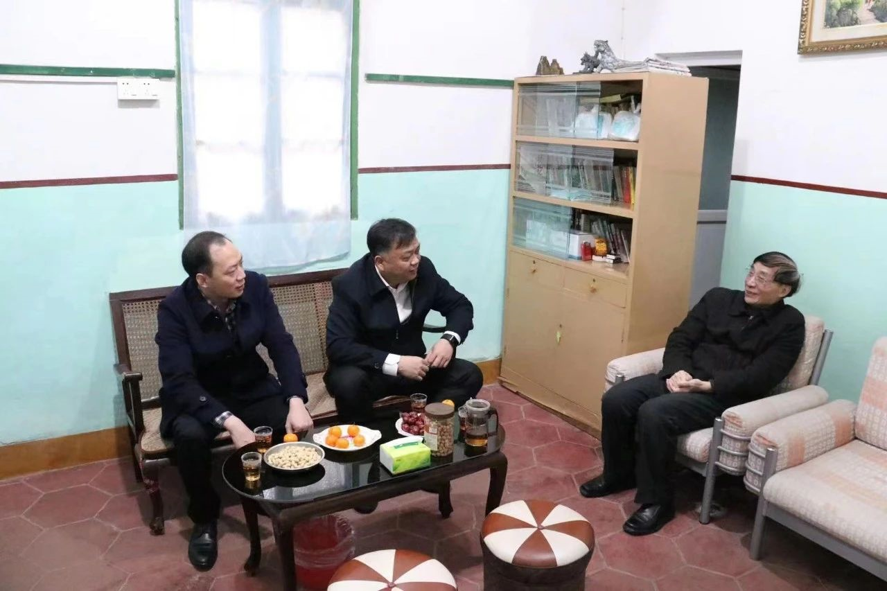 區(qū)領導走訪慰問離退休老干部