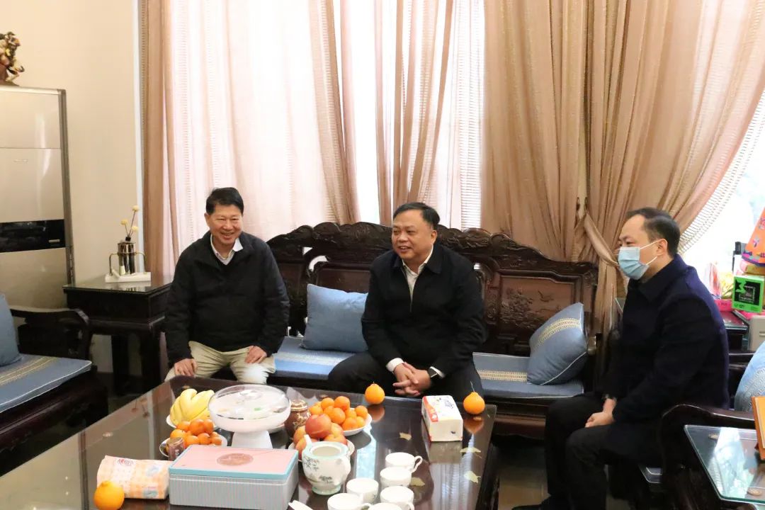 區(qū)領導走訪慰問離退休老干部