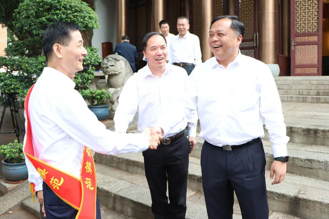 向勞動(dòng)者致敬！書記區(qū)長看望慰問勞模代表