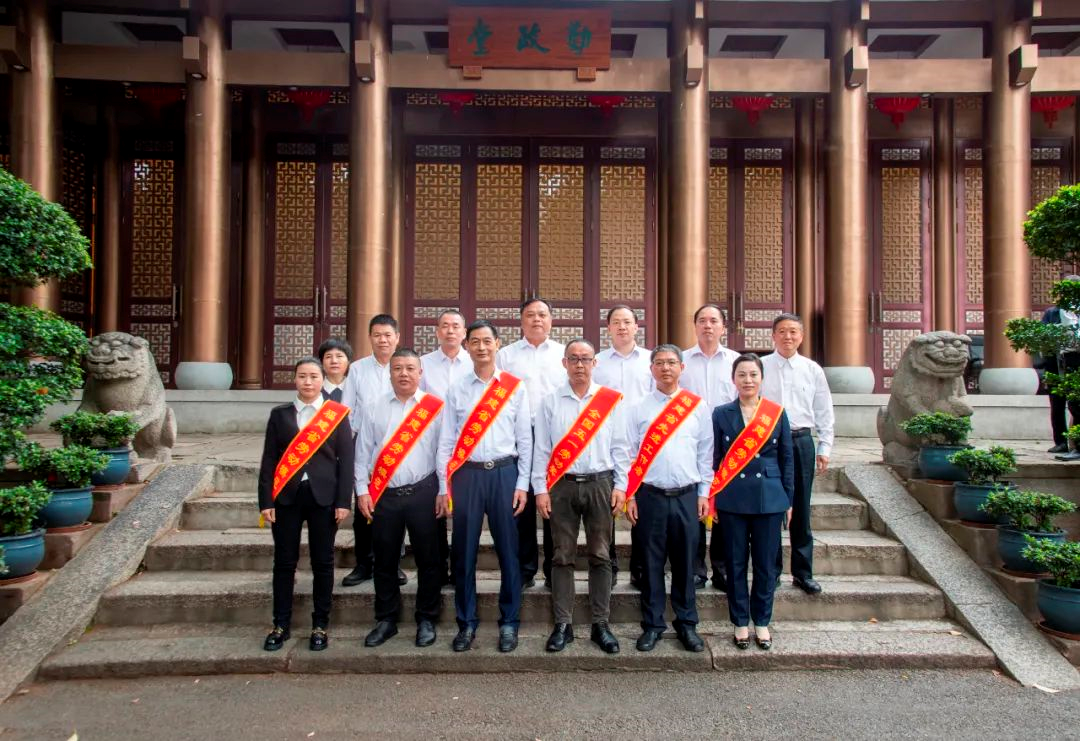 向勞動(dòng)者致敬！書記區(qū)長看望慰問勞模代表