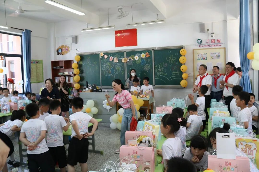 區(qū)領(lǐng)導(dǎo)和孩子們共慶“六一”！