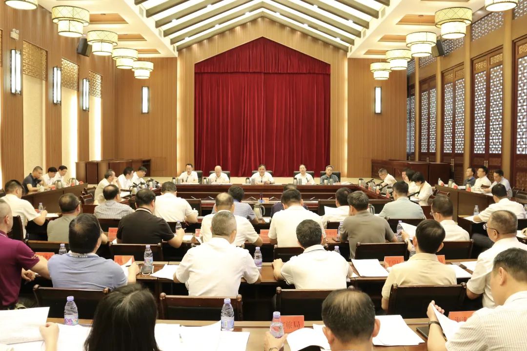 區(qū)委常委會(huì)召開(kāi)會(huì)議