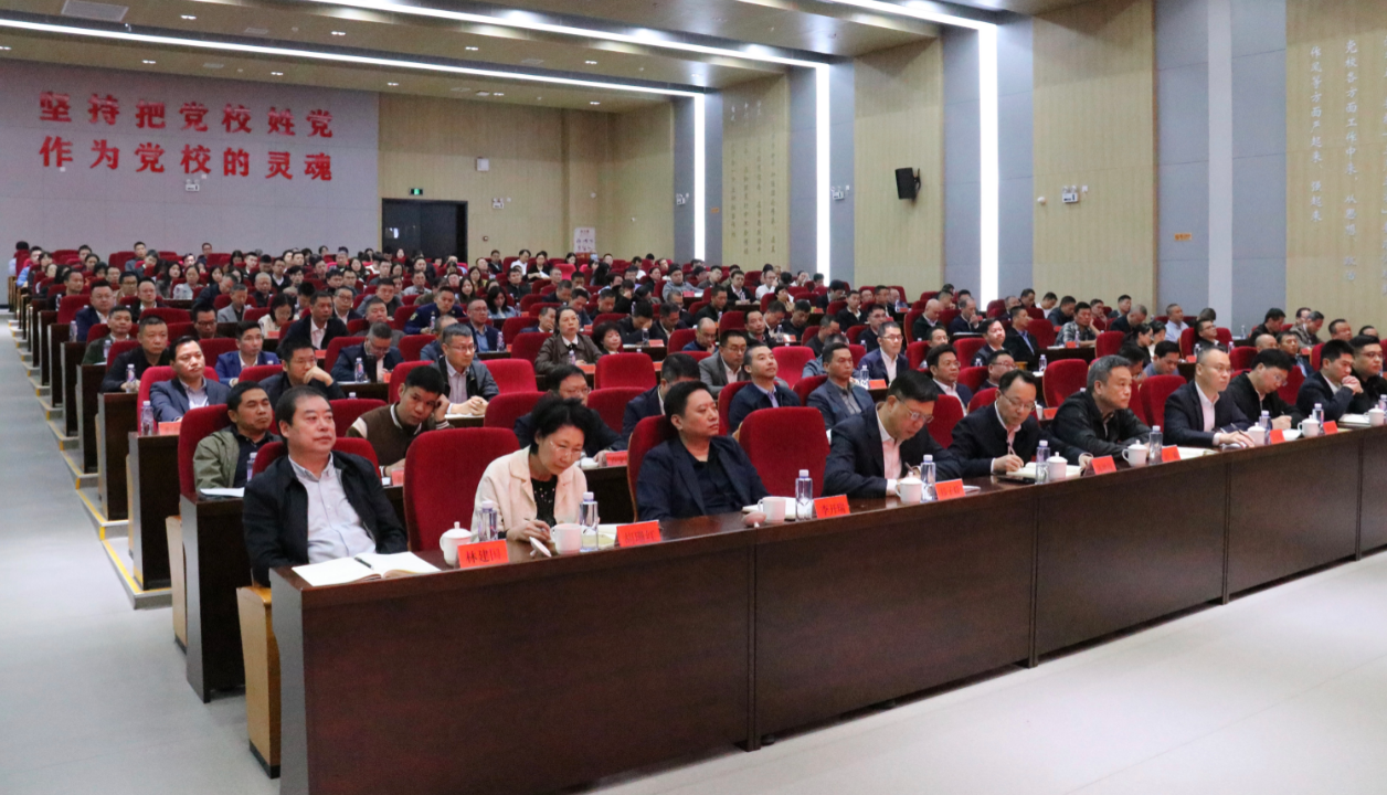敢想、敢闖、敢試、敢冒 全力打造繁榮、富裕、文明、開放的現(xiàn)代化新興港口城市！張帆講主題教育專題黨課