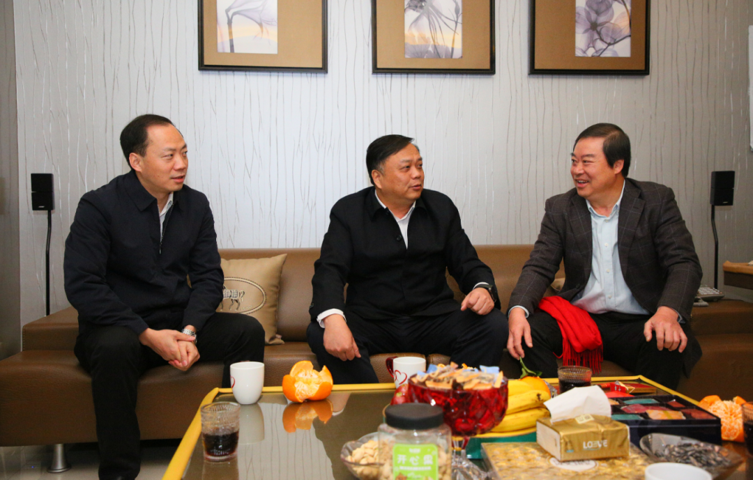溫情走訪送祝福 區(qū)領(lǐng)導(dǎo)走訪慰問(wèn)離退休老干部