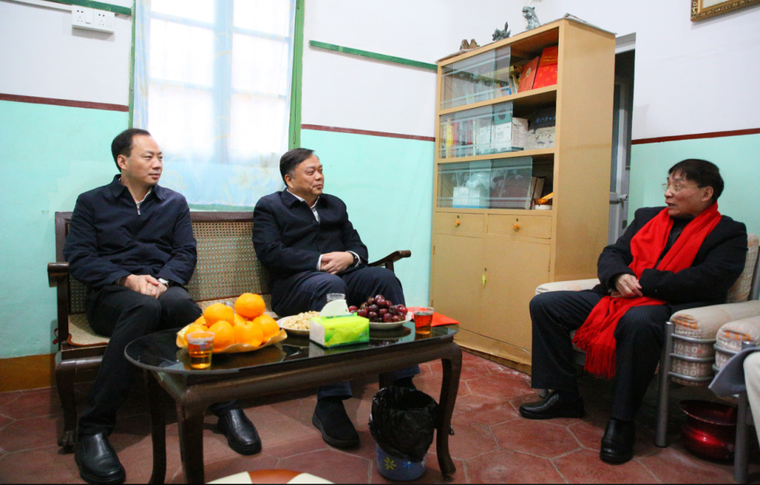 溫情走訪送祝福 區(qū)領(lǐng)導(dǎo)走訪慰問(wèn)離退休老干部