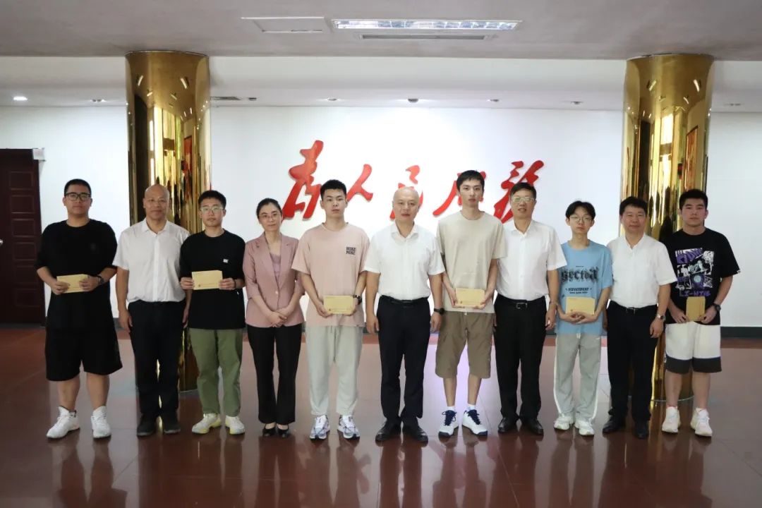 區(qū)慈善總會召開錄取清華、北大高等學(xué)府學(xué)生座談會