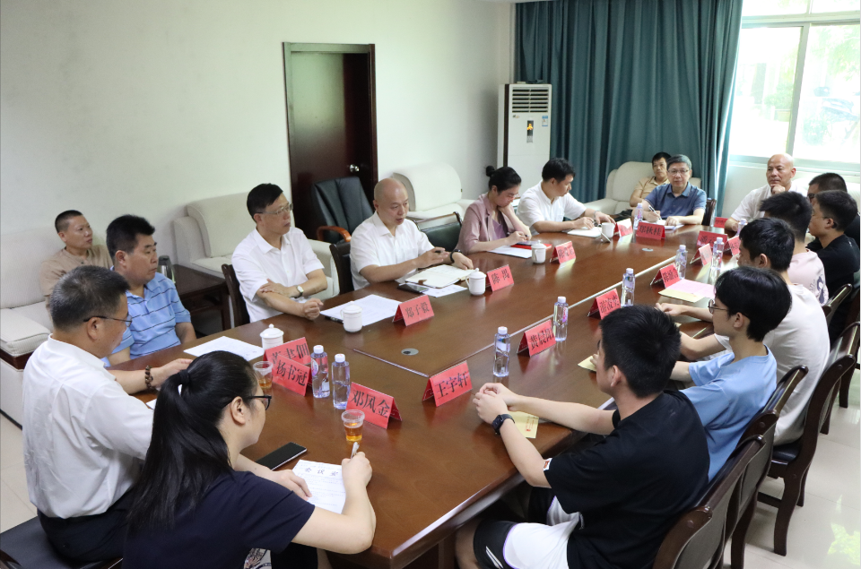 區(qū)慈善總會召開錄取清華、北大高等學(xué)府學(xué)生座談會