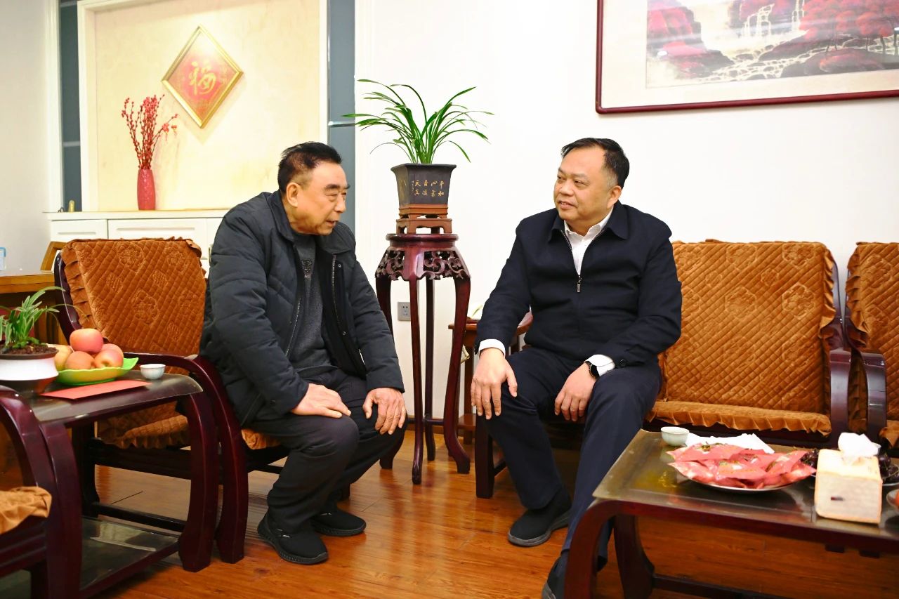 區(qū)領(lǐng)導(dǎo)走訪慰問離退休老干部