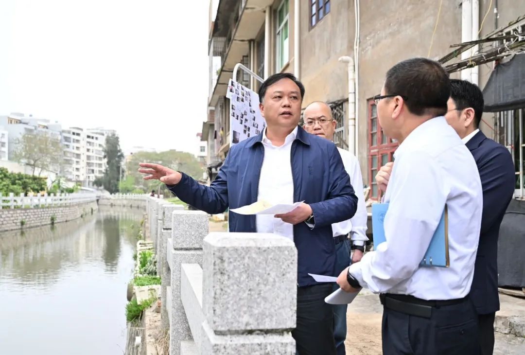 區(qū)領導開展“護河愛水、清潔家園”活動暨生態(tài)環(huán)境問題整治現場會