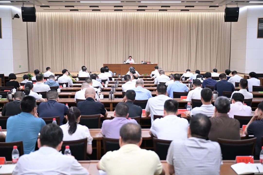 蘭文講授深入貫徹中央八項規(guī)定精神學(xué)習(xí)教育專題黨課