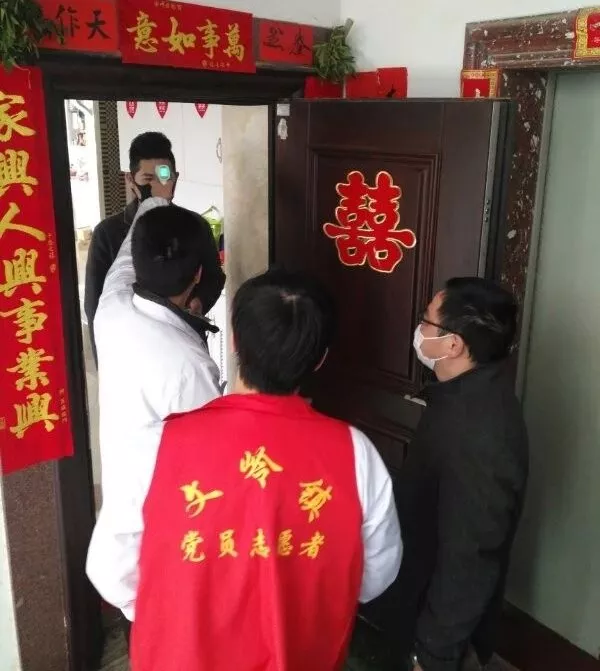 姜文鎧：黨徽閃耀，初心在堅(jiān)守“疫”線(xiàn)中綻放光華