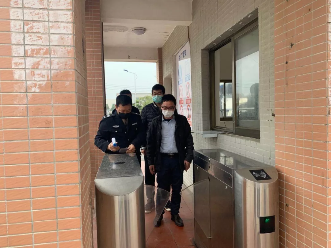 姜文鎧：黨徽閃耀，初心在堅(jiān)守“疫”線(xiàn)中綻放光華