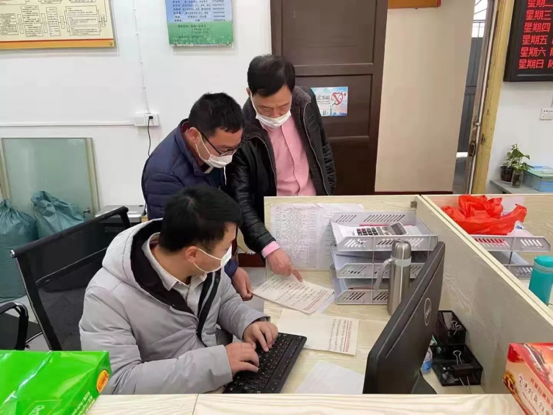 姜文鎧：黨徽閃耀，初心在堅(jiān)守“疫”線(xiàn)中綻放光華