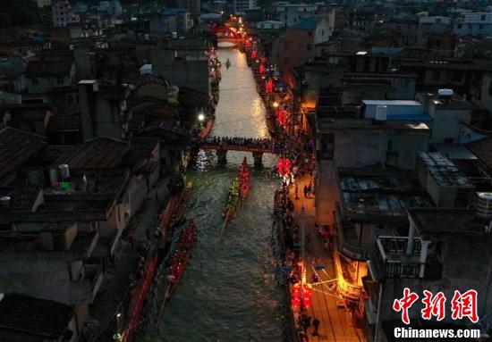 福建長樂數(shù)十條龍舟夜色中競渡