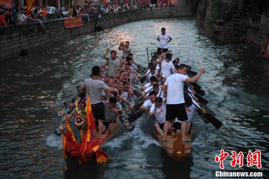 福建長樂數(shù)十條龍舟夜色中競渡