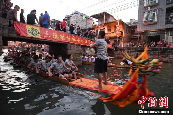 福建長樂數(shù)十條龍舟夜色中競渡