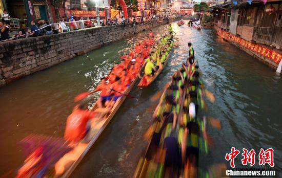 福建長樂數(shù)十條龍舟夜色中競渡