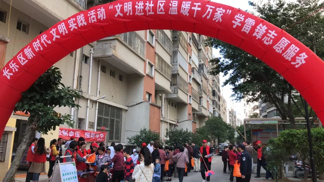又見紅馬甲，風景這邊獨好……