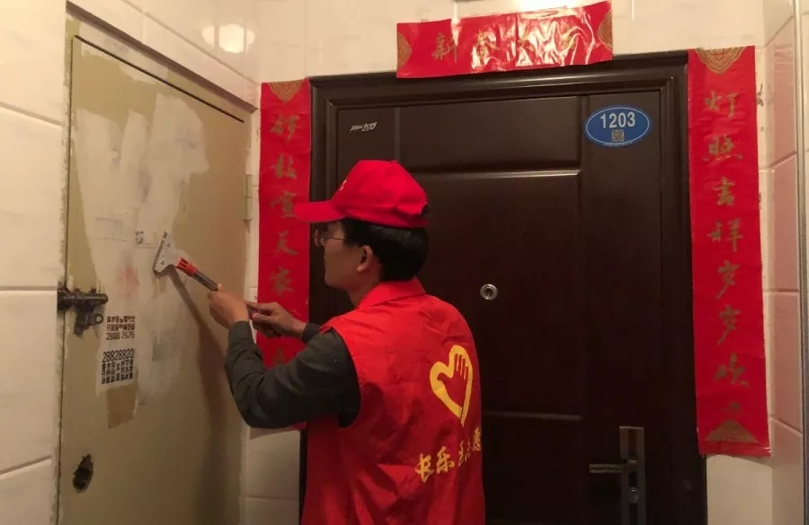 又見紅馬甲，風景這邊獨好……
